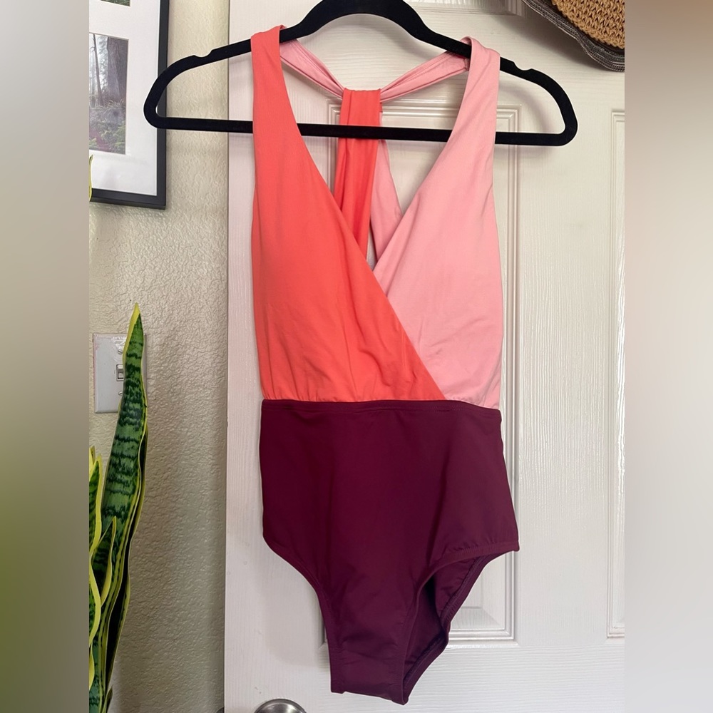NEW Jantzen Color Block one piece Twist Back swimsuit Maroon Pink Coral size 6